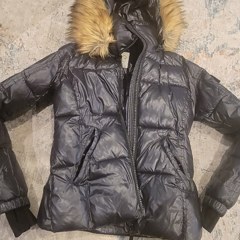 Elegant Black Puffer Jacket with Faux Fur Trim